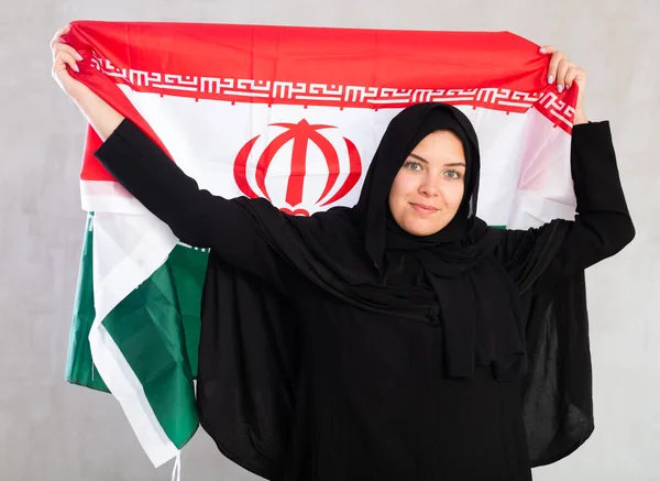 Веселая Молодая Мусульманка Черном Традиционном Хиджабе Флагом Ирана — стоковое фото
