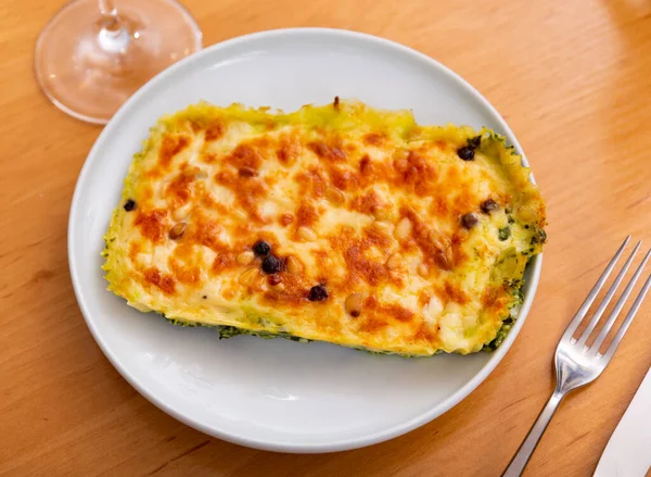 Heerlijke Gebakken Lasagne Met Spinazie Geserveerd Bord Restaurant — Stockfoto