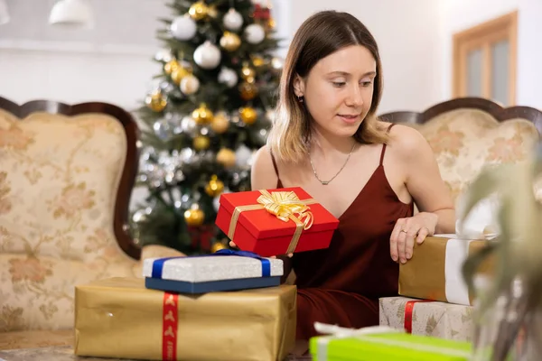 Jonge Vrouw Afwachting Van Vakantie Bereidt Kerstcadeaus Voor Gasten Thuis — Stockfoto