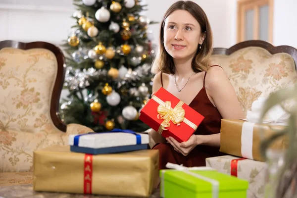 Gelukkig Jonge Vrouw Bereidt Kerstcadeaus Thuis Voor Gasten Afwachting Van — Stockfoto
