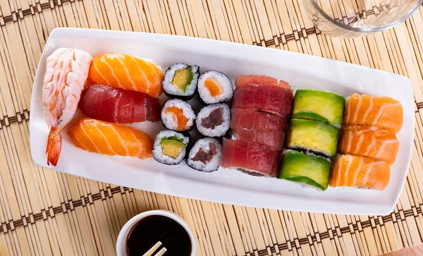 Připraven Bohatý Oběd Uramaki Sushi Set Nigiri Avokádem Krabem Okurkou — Stock fotografie