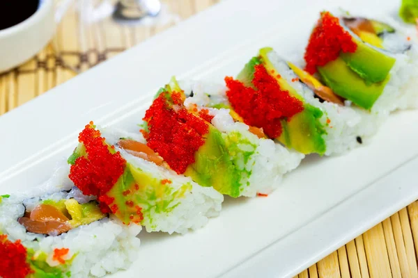 Sushi Set Uramaki Och Kryddig Sushi Rullar Serveras Tallriken Japansk — Stockfoto