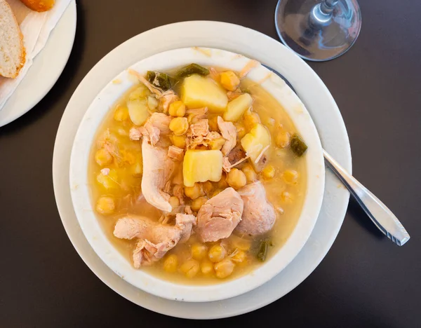 深いディナープレートには 鶏肉のハーモニースープ 季節の野菜 鶏肉の大部分があります — ストック写真