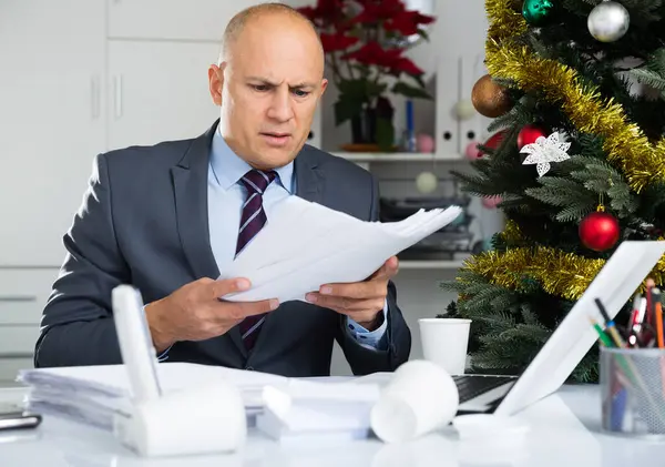 Frustrated Young Entrepreneur Sitting Papers Laptop Home Decorated Fir Tree — Stock Photo, Image