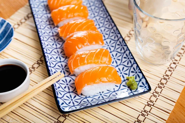 沙门鱼寿司在白盘上 酱汤在马基苏桌子上 日本海鲜 — 图库照片