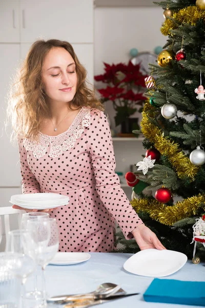Smuk Kvinde Forbereder Retter Cutlerys Til Fejring Nytår Høj Kvalitet - Stock-foto