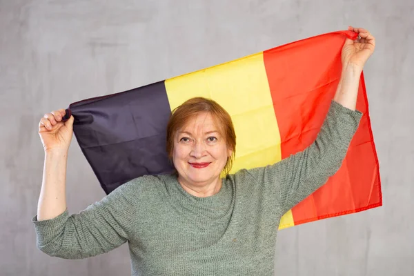 Gülümseyen Son Sınıf Öğrencisi Belçika Bayrağını Sallarken Gri Stüdyo Geçmişine — Stok fotoğraf