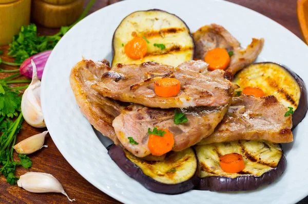 Köstliche Gegrillte Marinierte Hammelkoteletts Mit Gerösteten Auberginen Und Karotten — Stockfoto