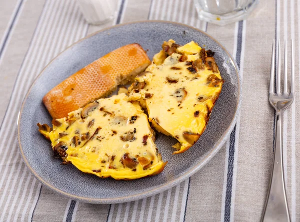 Parmesan Peynirli Bıldırcın Yumurtalı Mantarlı Omlet Telifsiz Stok Fotoğraflar