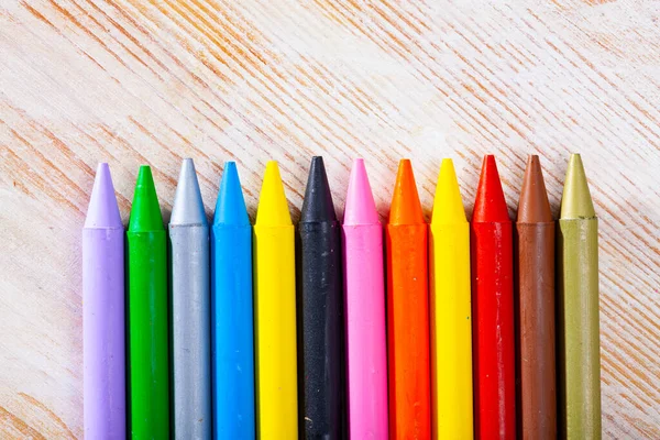Ahşap Yüzeydeki Çok Renkli Kalemlerin Görüntüsü — Stok fotoğraf