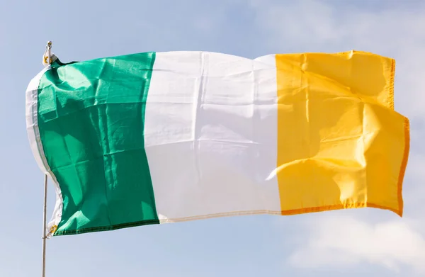 Irlands Flagg Festet Metallpinne Som Vinker Mot Bakgrunnen Skyet Himmel – stockfoto