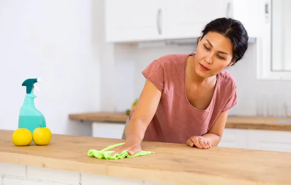 Azji Kobieta Sprzątanie Stół Szmatą Kuchni Domu — Zdjęcie stockowe