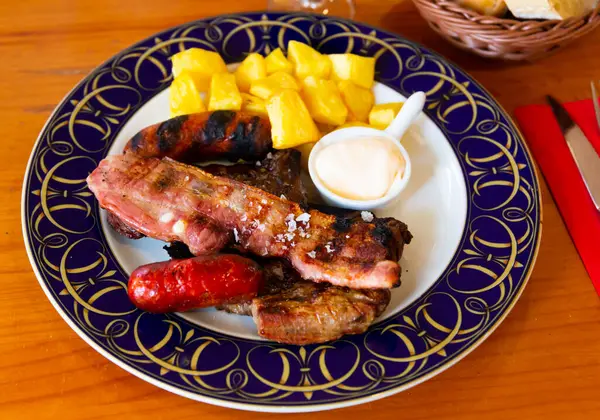 Appetitliche Grillmischung Aus Schweinerippchen Kalbfleisch Und Würstchen Serviert Mit Bratkartoffeln — Stockfoto