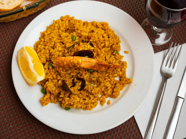 Appetizing Dish Spanish Cuisine Paella Seafood Tinted Saffron Decorated Slice — Stock Photo, Image