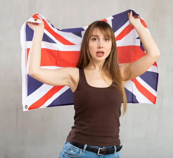 Zdenerwowana Patriotyczna Młoda Studentka Trzymająca Flagę Państwa Wielkiej Brytanii Przeciwko — Zdjęcie stockowe