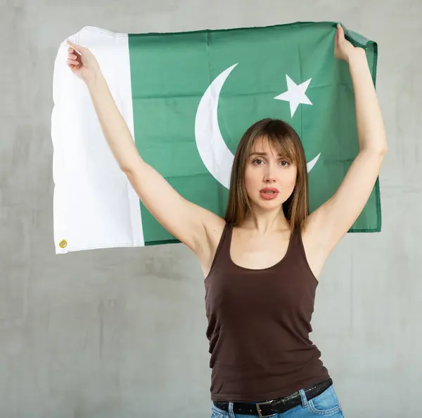Opgewonden Positief Jong Meisje Met Pakistan Vlag Wroeten Voor Favoriete — Stockfoto