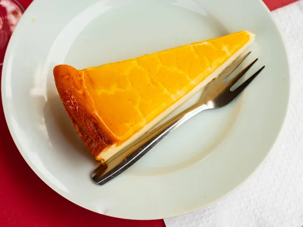 Välkänd Dessert Serveras Tallrik Delikat Cheesecake Dekorerad Med Imitationer Leopardfläckar — Stockfoto