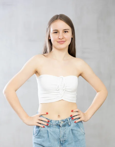 Jonge Lachende Vrouw Jeans Top Poses Studio — Stockfoto