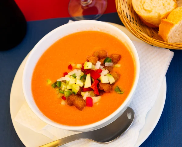 Образ Испанского Традиционного Холодного Супа Гаспачо Миске Помидорами Огурцом — стоковое фото
