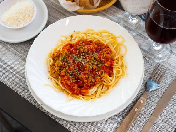 Włoska Bolonesa Makaron Boloński Sosem Pomidorowym Serem Kawiarni — Zdjęcie stockowe