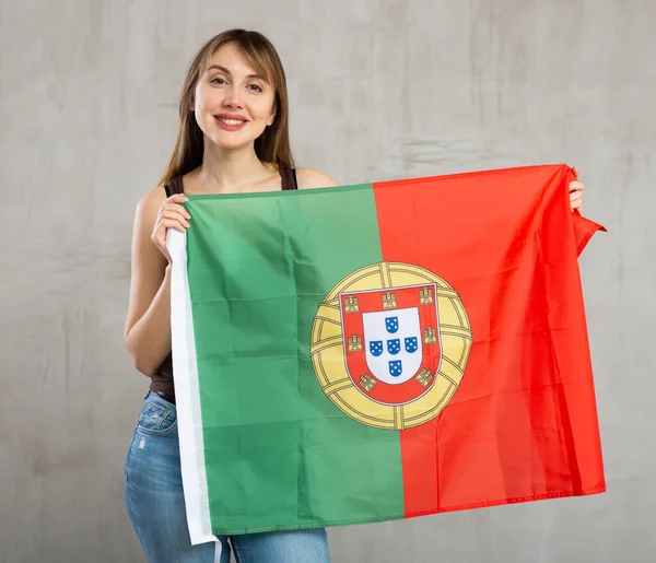 Joven Bonita Mujer Posando Alegremente Con Bandera Portugal — Foto de Stock
