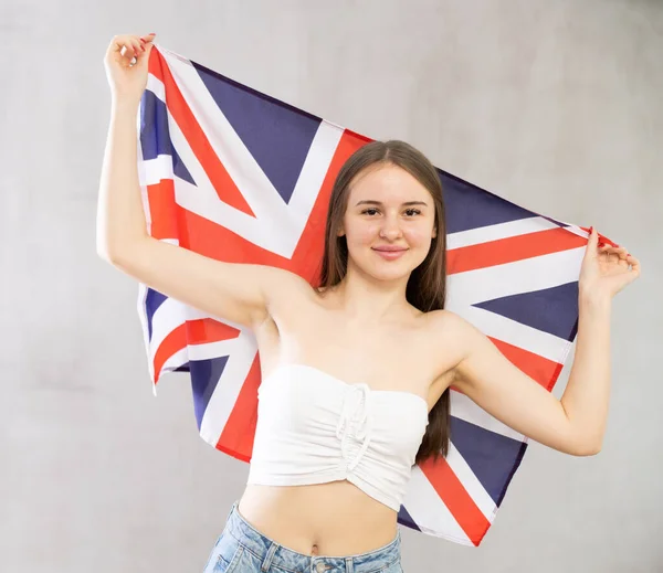 Молодая Улыбающаяся Женщина Позирует Флагом Великобритании Студии — стоковое фото