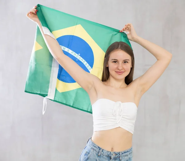 Reliant Mujer Joven Positiva Sostiene Gran Bandera Nacional Brasil Con —  Fotos de Stock