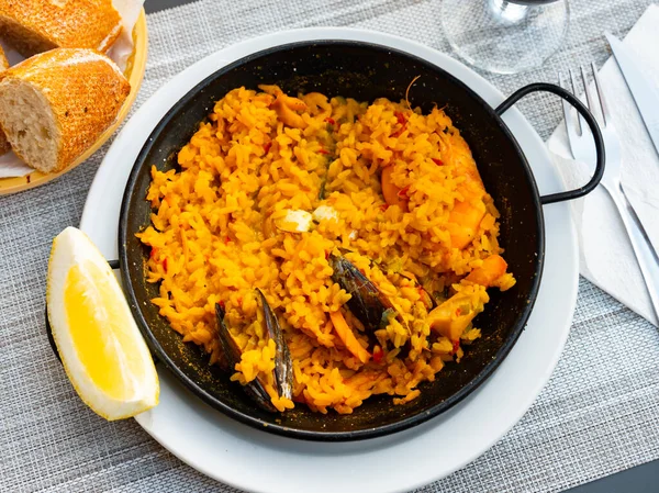 Spains Nationale Gerecht Paella Marisco Geserveerd Bord Gekookte Rijst Met — Stockfoto