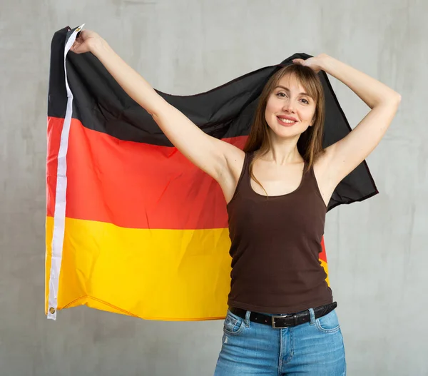 Atrakcyjnie Uśmiechnięta Fanka Piłki Nożnej Flagą Niemiec — Zdjęcie stockowe