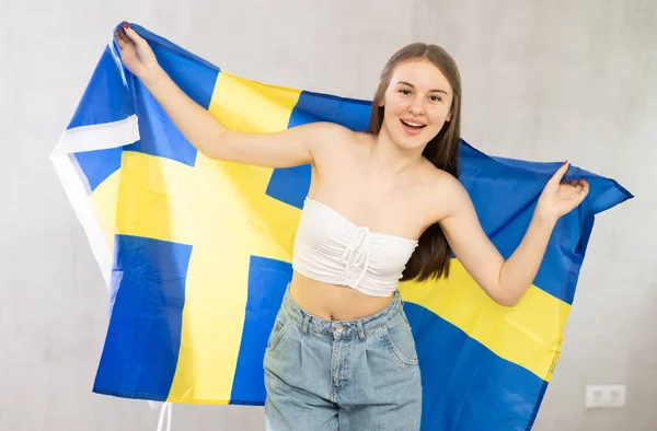 Sonriente Fan Femenina Suecia Aplaude Por Ganar Sosteniendo Una Bandera — Foto de Stock