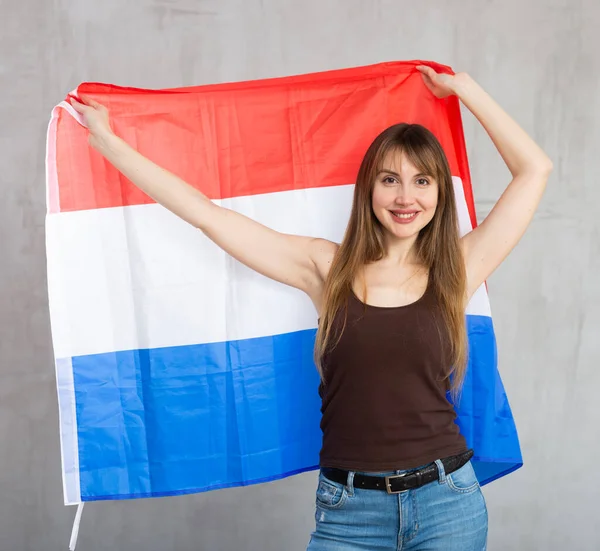 Glad Ung Kvinne Med Stort Flagg Holland Utgjør Med Glede – stockfoto