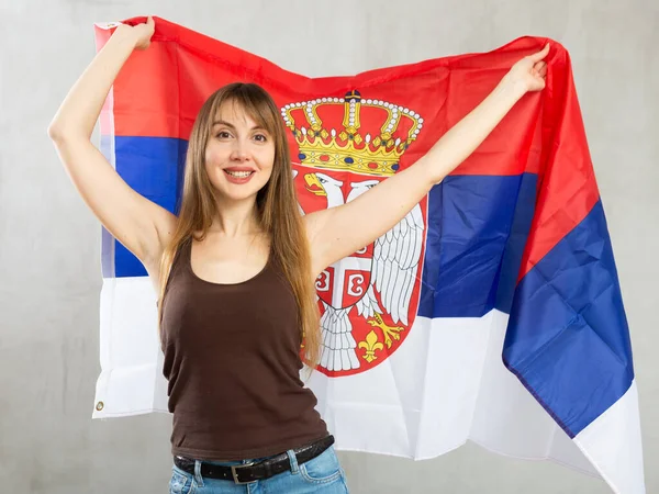 Portret Van Een Positieve Jonge Vrouw Met Vlag Van Servië — Stockfoto