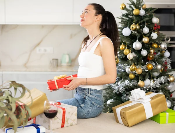 Young Girl Positive Mood Waiting Christmas Her Hands She Holds — Stock Photo, Image