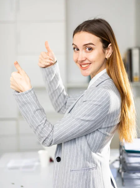 Portret Szczęśliwego Kierownika Pokazującego Kciuk Górę Patrzącego Kamerę Biurze — Zdjęcie stockowe