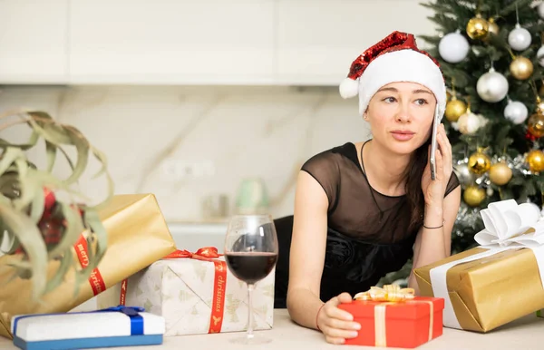 Chica Romántica Habla Por Teléfono Ella Está Sosteniendo Regalo Navidad —  Fotos de Stock
