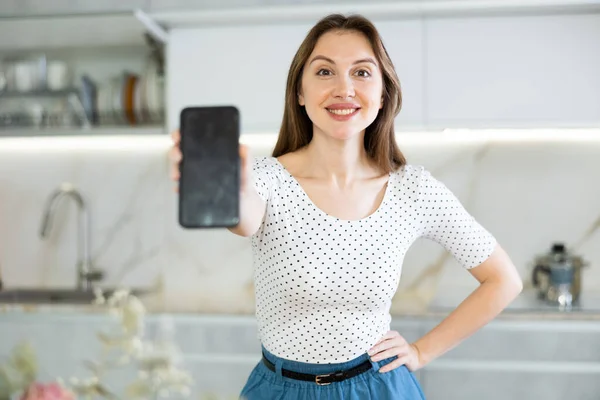 Happy Middle Aged Woman Showing Her Smartphone Standing Background White — Stock Photo, Image
