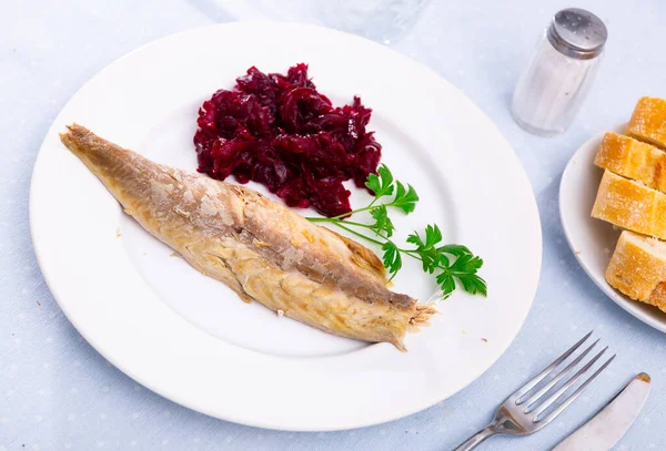 Tütsülenmiş Uskumru Balığı Fileto Rendelenmiş Pancar Salatası Akdeniz Yemeği — Stok fotoğraf