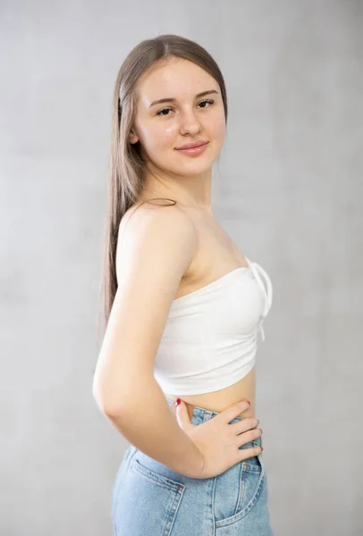 Joven Mujer Sonriente Jeans Top Posa Estudio —  Fotos de Stock