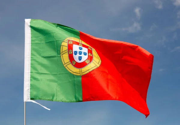 青空の背景にポルトガル共和国の国旗のクローズアップ画像 — ストック写真