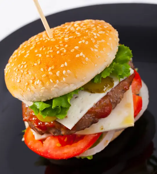 Hamburger Juteux Fromage Tomates Fraîches Feuilles Oignon Laitue — Photo