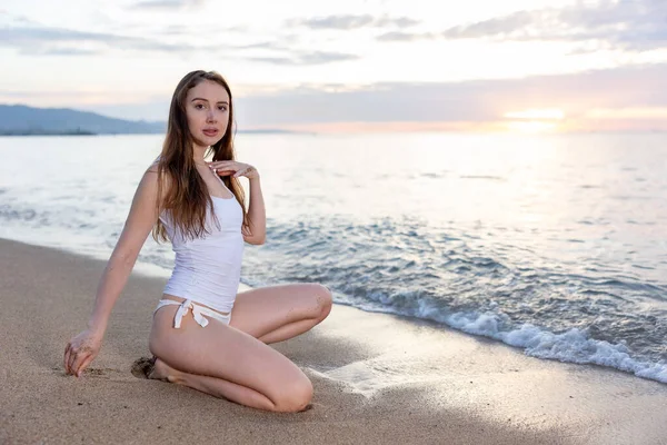 Mujer Joven Adulta Pie Rodillas Sobre Arena Playa Posando Artísticamente — Foto de Stock