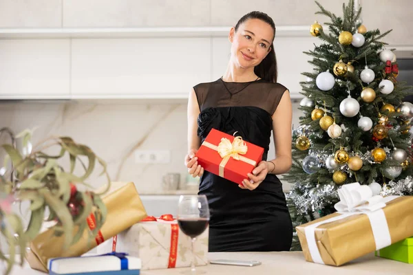 Young Girl Stands Kitchen She Smiles Holds New Year Gift — Stock Photo, Image