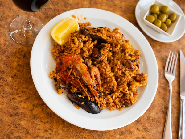 Paella Aus Reis Und Verschiedenen Meeresfrüchten Serviert Weißem Teller Mit — Stockfoto
