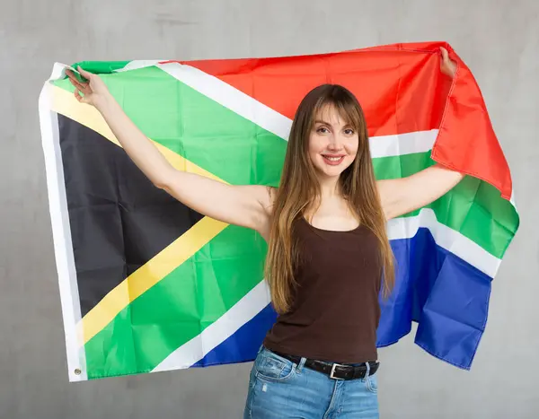 Glada Positiva Unga Kvinnliga Turist Innehav Stat Flagga Sydafrika Mot — Stockfoto