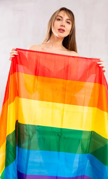Sexy Ung Kvinne Med Transseksuelt Flagg Som Poserer Mot Lys – stockfoto