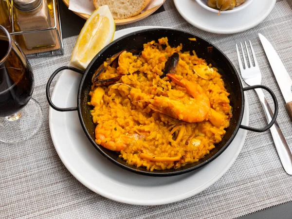 Baru Saja Dimasak Paella Marisco Disajikan Atas Meja Restoran — Stok Foto