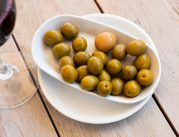 Snacks Grüne Oliven Als Vorspeise Auf Den Tisch — Stockfoto