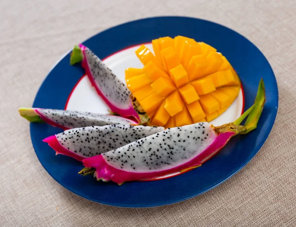 Collation Vibrante Colorée Saine Fruits Tropicaux Tranches Mangue Jaune Orange — Photo