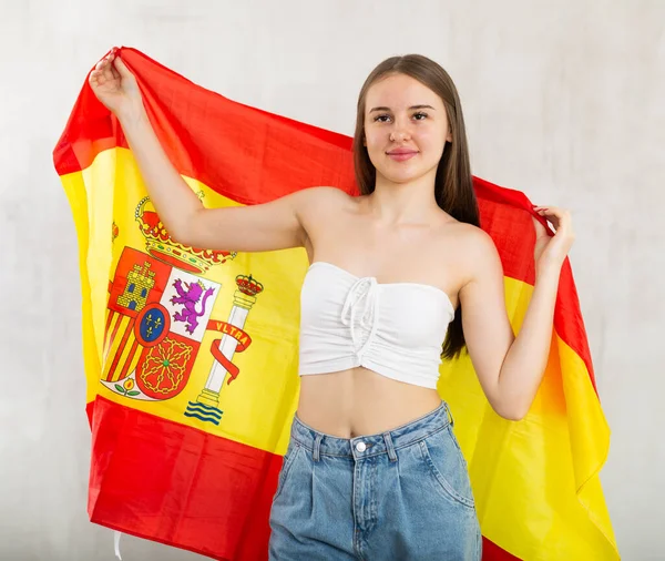 Porträt Einer Jungen Anhängerin Der Spanischen Nationalmannschaft Mit Der Nationalflagge — Stockfoto