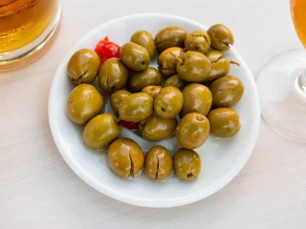 Ein Bündel Grüner Oliven Auf Einem Teller Vorspeise Auf Dem — Stockfoto